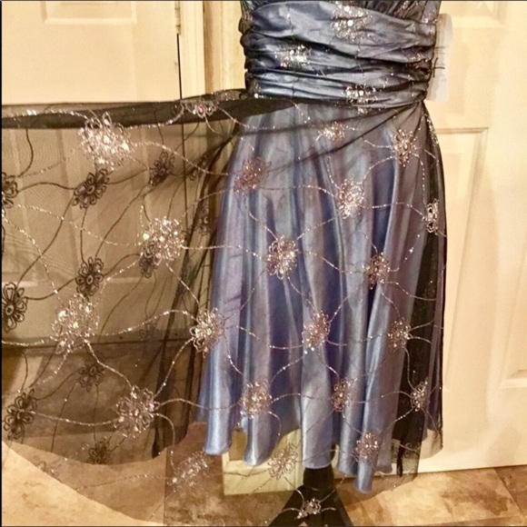 Retro pin up silver embellished gorgeous gown - Picture 4 of 7